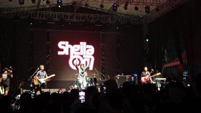 Sheial on 7 menggaet drummer Summerlane, Bounty Ramdhan sebagai penabuh drum 'cabutan' saat manggung di Jogja VolksWagen Festival (JVWF) 2022, Minggu (17/7).