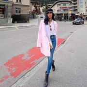 Unik dan Modis, Ini Cara Novia Bachmid Padu Padan Blazer