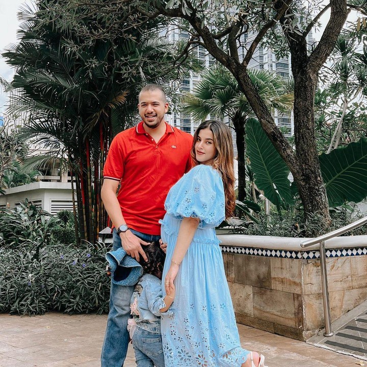 <p>Di foto lainnya, Tasya membagikan potret dirinya dengan sang suami, Ahmad Assegaf. Wanita 30 tahun ini tampak memegang baby bump-nya yang sudah mulai terlihat nih. (Foto: Instagram @tasyafarasya)</p>