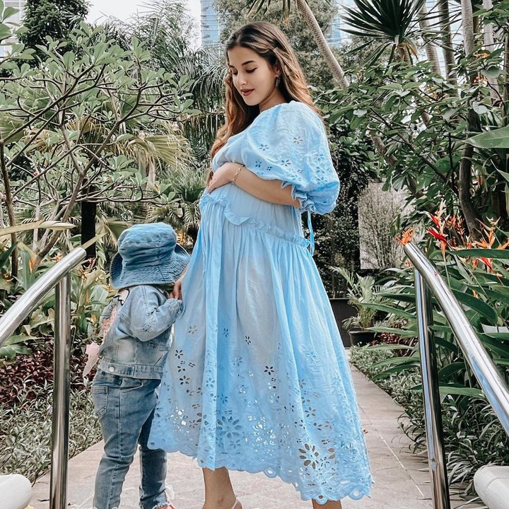 <p>Tasya Farasya mengunggah foto pertama kehamilannya ini bersama sang putri, Maryam Eliza Khair. Ibu dan anak ini kompak mengenakan baju bernuansa biru. (Foto: Instagram @tasyafarasya)</p>