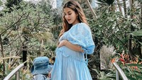 <p>Tasya Farasya mengunggah foto pertama kehamilannya ini bersama sang putri, Maryam Eliza Khair. Ibu dan anak ini kompak mengenakan baju bernuansa biru. (Foto: Instagram @tasyafarasya)</p>
