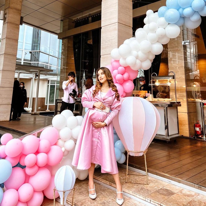 <p>Penampilan Tasya mencuri perhatian acara tersebut, Bunda. Ia mengenakan baju bernuansa merah muda, tampil cantik dan glowing. (Foto: Instagram @tasyafarasya)</p>