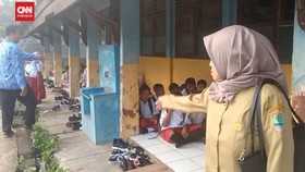 VIDEO: Tahun Ajaran Baru, 3 Kelas Ambruk, Murid Belajar di Lantai