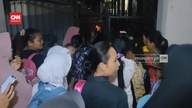 VIDEO: Hari Pertama Sekolah, Orang Tua Berebut Bangku Baris Depan