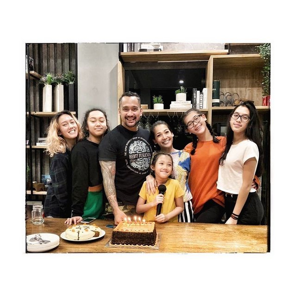 Tora Sudiro dan Kelima Anak Gadisnya