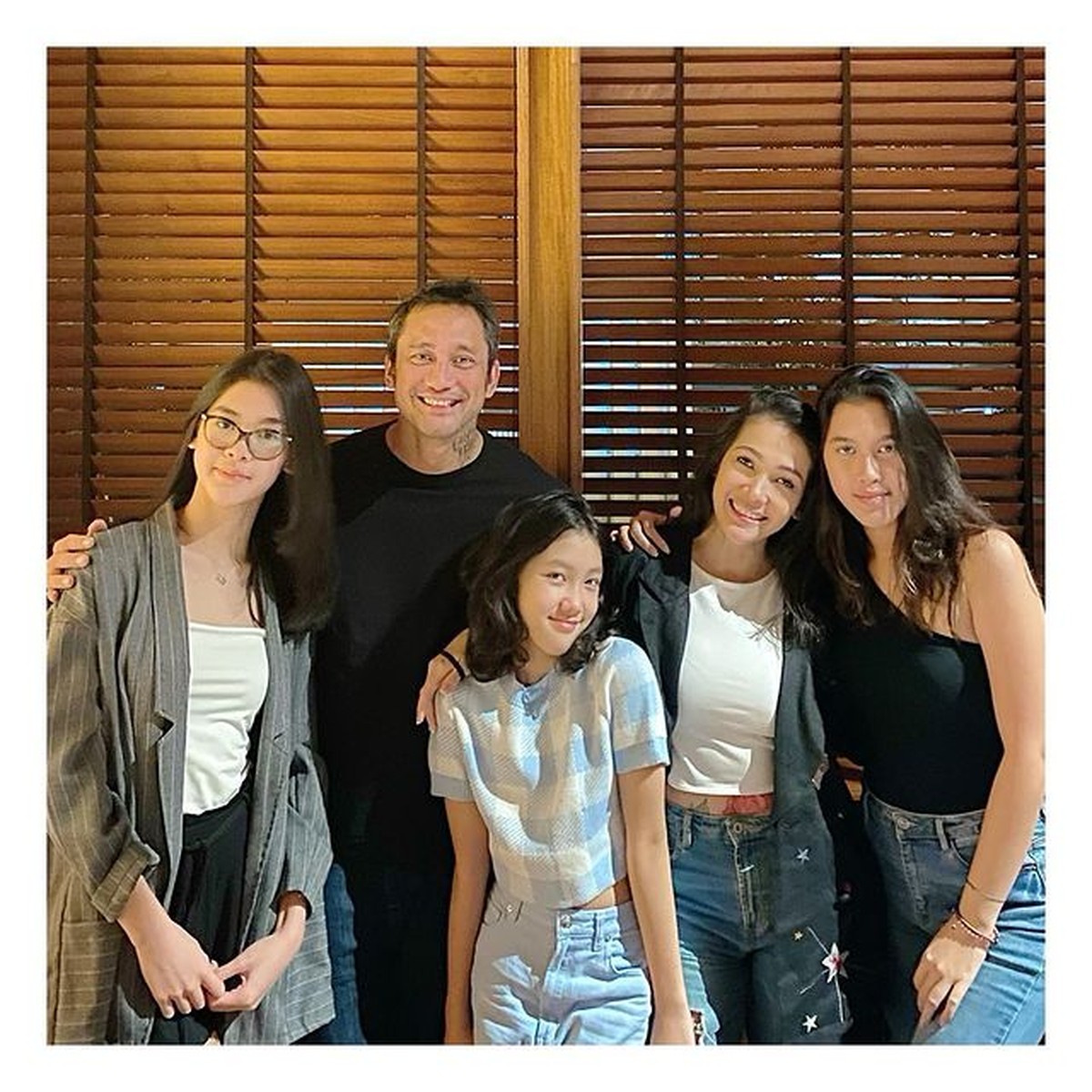 Tora Sudiro dan Kelima Anak Gadisnya