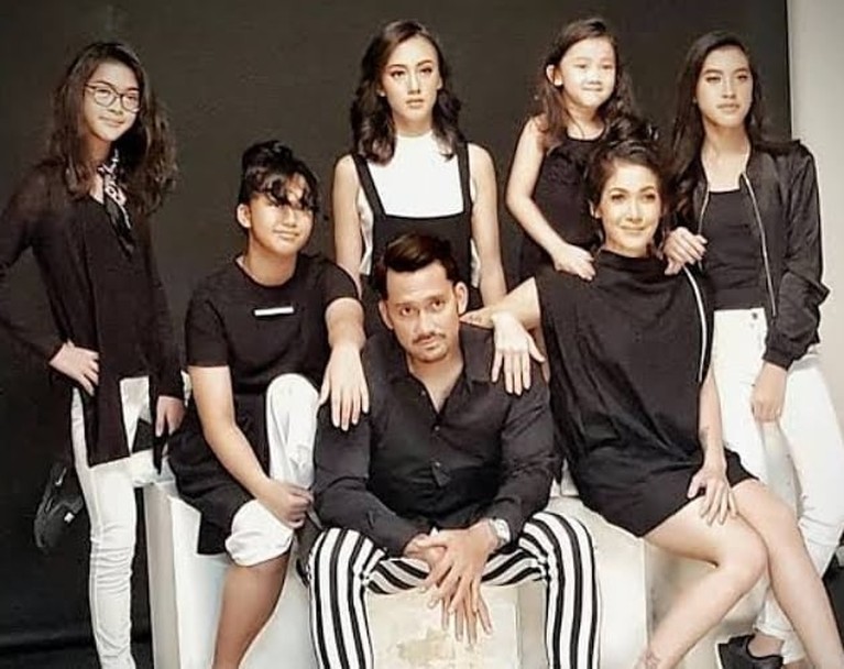 Tora Sudiro dan Kelima Anak Gadisnya Tora Sudiro dan Kelima Anak Gadisnya