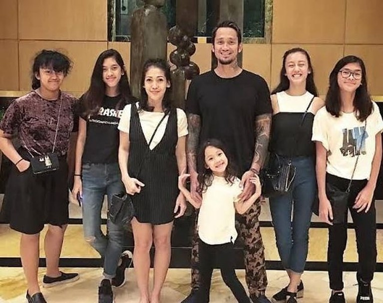 Tora Sudiro dan Kelima Anak Gadisnya Tora Sudiro dan Kelima Anak Gadisnya