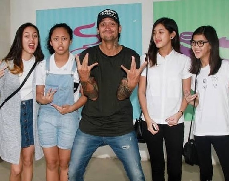Tora Sudiro dan Kelima Anak Gadisnya Tora Sudiro dan Kelima Anak Gadisnya