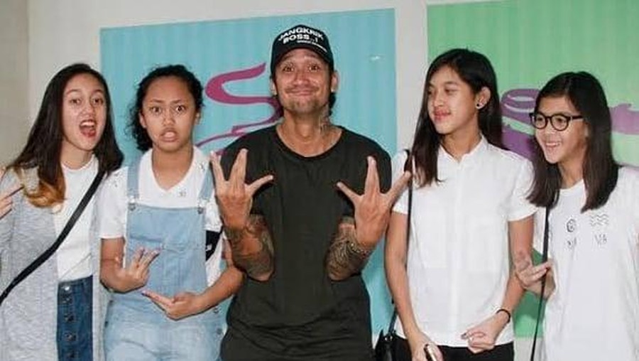 Tora Sudiro dan Kelima Anak Gadisnya