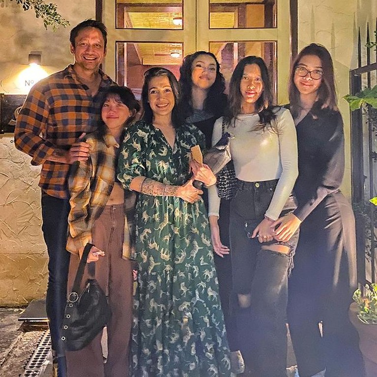 Tora Sudiro dan Kelima Anak Gadisnya Tora Sudiro dan Kelima Anak Gadisnya