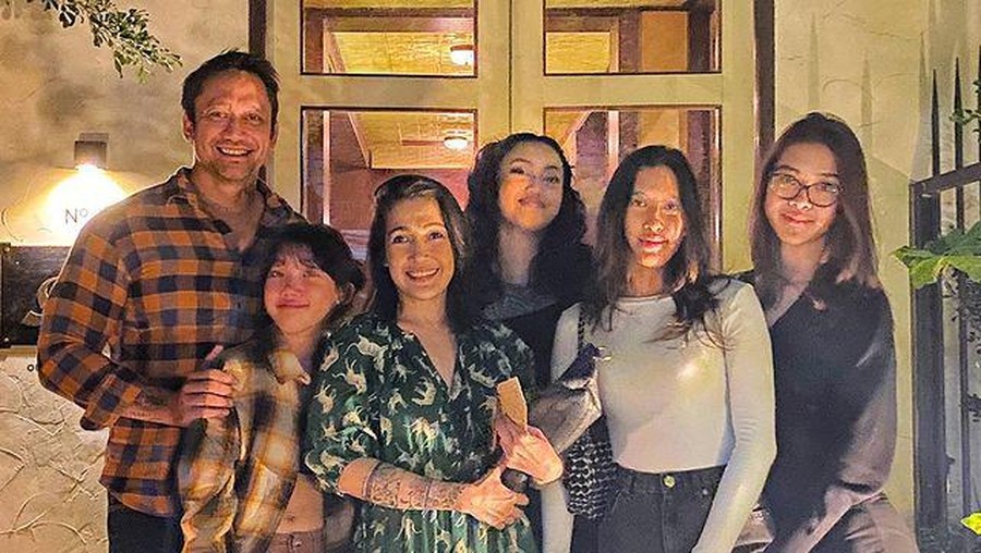 Tora Sudiro dan Kelima Anak Gadisnya