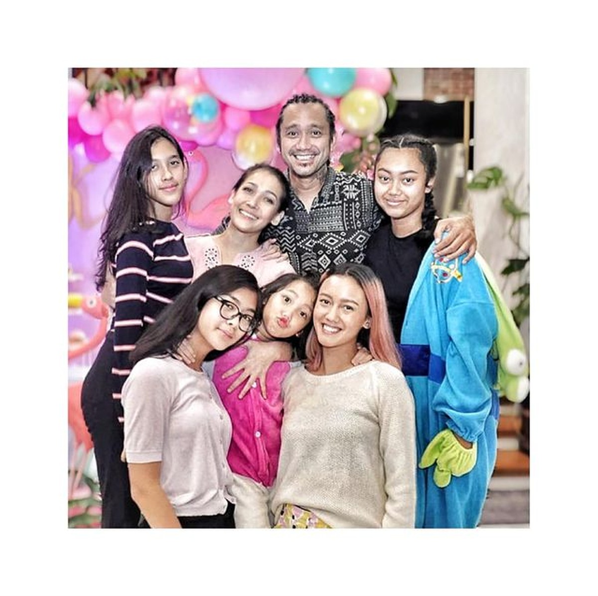 Tora Sudiro dan Kelima Anak Gadisnya