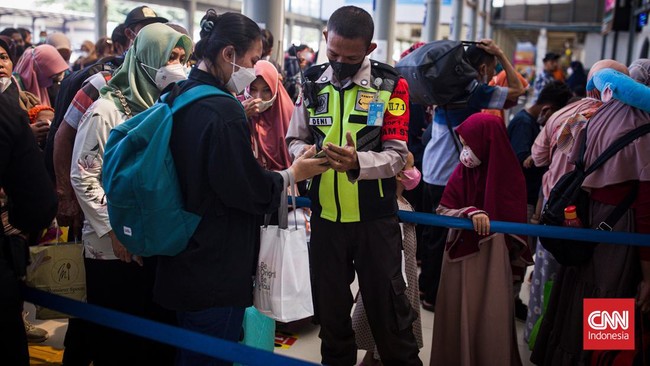 KAI meminta calon penumpang menghargai petugas yang memeriksa dokumen perjalanan menanggapi video viral di Stasiun Pasar Senen.