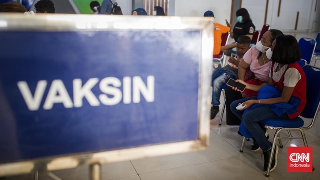 Epedemiolog meminta kepada pemerintah untuk memikirkan kemungkinan dilakukannya vaksinasi covid tahunan meski nanti pandemi sudah jadi endemi.