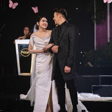 8 Detail Penampilan Via Vallen Saat Resepsi Pakai Gaun Putih Bak Bangsawan