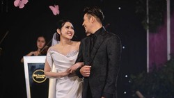 8 Detail Penampilan Via Vallen Saat Resepsi Pakai Gaun Putih Bak Bangsawan