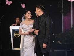 8 Detail Penampilan Via Vallen Saat Resepsi Pakai Gaun Putih Bak Bangsawan