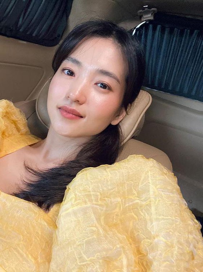 Wajahnya yang begitu awet muda membuat Kim Tae Ri masih sangat cocok memerankan karakter anak SMA. Padahal, umur bintang drama Twenty One Twenty Five ini sudah menginjak 32 tahun lho, Beauties./ Foto: Instagram.com/kimtaeri_official