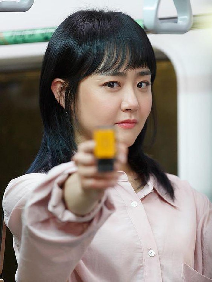 Walaupun usia Moon Geun Young sudah genap 35 tahun, wajahnya masih sangatlah segar dan awet muda. Masih nggak jauh beda kan pas jadi anak sekolah di drama My Little Bride?/ Foto: Instagram.com/moongeunyoungvn