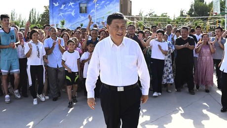 Perdana, Presiden China Xi Jinping mengunjungi Xinjiang, kampung etnis minoritas Muslim Uighur yang selama ini diduga menerima persekusi sistematis.