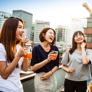 Nggak Hanya Skincare dan Treatment Kulit Saja, 3 Kebiasaan Minum Orang Korea Ini Bisa Bikin Kulit Lebih Flawless dan Glowing