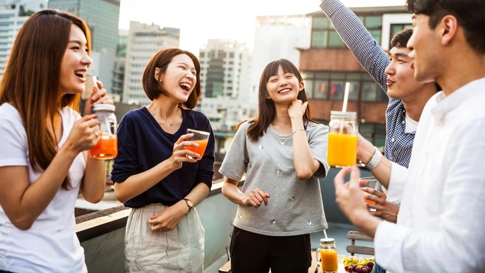 Nggak Hanya Skincare dan Treatment Kulit Saja, 3 Kebiasaan Minum Orang Korea Ini Bisa Bikin Kulit Lebih Flawless dan Glowing