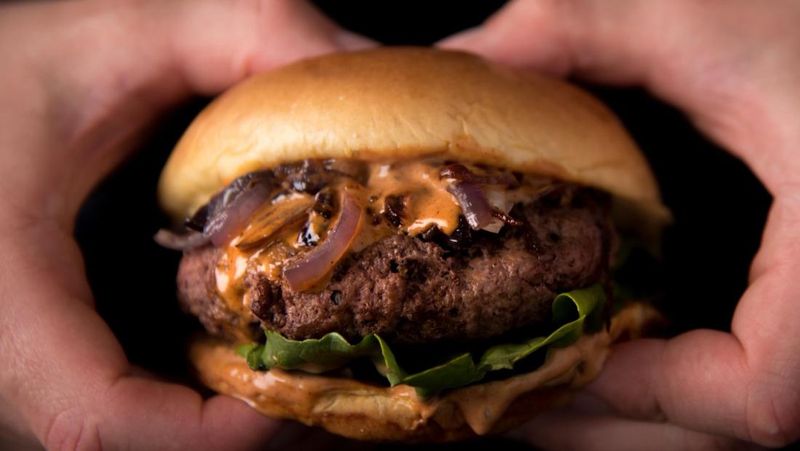 Fotografi makanan gelap atau dark food photography sangat populer di kalangan fotografer makanan dan minuman dalam beberapa tahun terakhir.