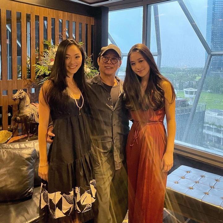 <p>Jet Li merupakan aktor ternama yang amat dikenal publik ya, Bunda. Dari pernikahan dengan Nina Li Chi, pria kelahiran Tiongkok 59 tahun silam ini dikaruniai dua orang putri. (Foto: Instagram @_jadali_, @janeli419, @jetli)<br /><br /><br /></p>