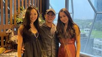<p>Bunda pasti sudah tidak asing lagi dengan aktor terkenal, Jet Li. Dari pernikahan dengan Nina Li Chi, pria berusia 59 tahun ini dikaruniai dua orang anak perempuan. (Foto: Instagram @_jadali_, @janeli419, @jetli)</p>