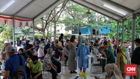 FOTO: Antrean Warga DKI di RPTRA Kala Booster Vaksin Diwajibkan