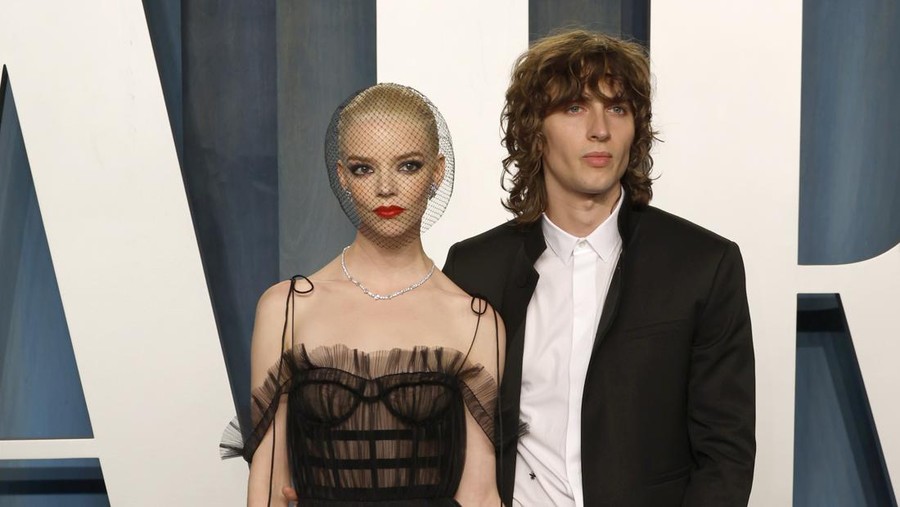 Anya Taylor-Joy dan Malcolm McRae BEVERLY HILLS, CALIFORNIA - MARCH 27: (L-R) Anya Taylor-Joy and Malcolm McRae attend the 2022 Vanity Fair Oscar Party hosted by Radhika Jones at Wallis Annenberg Center for the Performing Arts on March 27, 2022 in Beverly Hills, California. (Photo by Frazer Harrison/Getty Images)