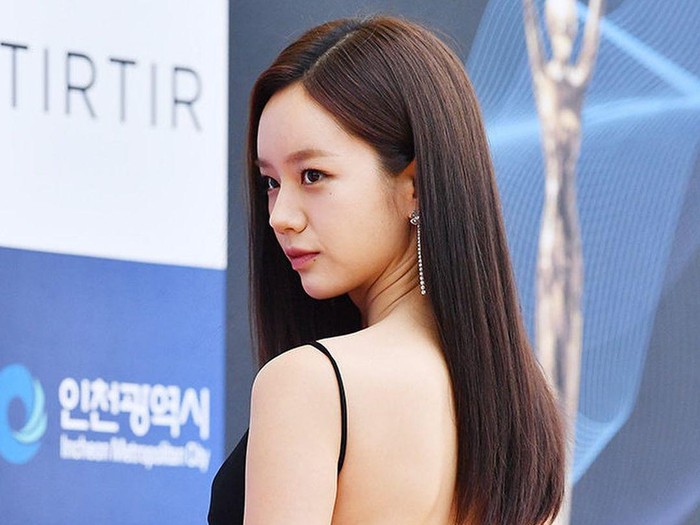 Balutan gaun berwarna hitam dengan punggung terbuka membuat Lee Hyeri tampil memukau. Aktris cantik ini juga didapuk menjadi salah satu host di ajang Blue Dragon Series Awards. Foto: instagram.com/metoo0825