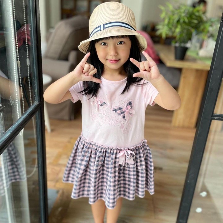 <p>Berpose sederhana, Sierra terlihat gemas mengenakan topi dan <em>dress pink</em> kotak-kotak. <em>"Happy Tuesday everyone! (emoji hati) #sierrakinarmoney #jawaprincess,"</em> tulis Kinariyosih sebagai <em>caption</em> fotonya. (Foto: Instagram @kinaryosihmoney)</p>