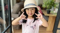 <p>Berpose sederhana, Sierra terlihat gemas mengenakan topi dan <em>dress pink</em> kotak-kotak. <em>"Happy Tuesday everyone! (emoji hati) #sierrakinarmoney #jawaprincess,"</em> tulis Kinariyosih sebagai <em>caption</em> fotonya. (Foto: Instagram @kinaryosihmoney)</p>