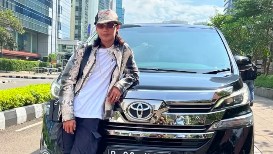 Bonge pamer Toyota Vellfire dengan nopol B 80 NGE.