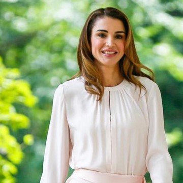 Contek Gaya Anggun Ratu Rania dengan Mix and Match Rok