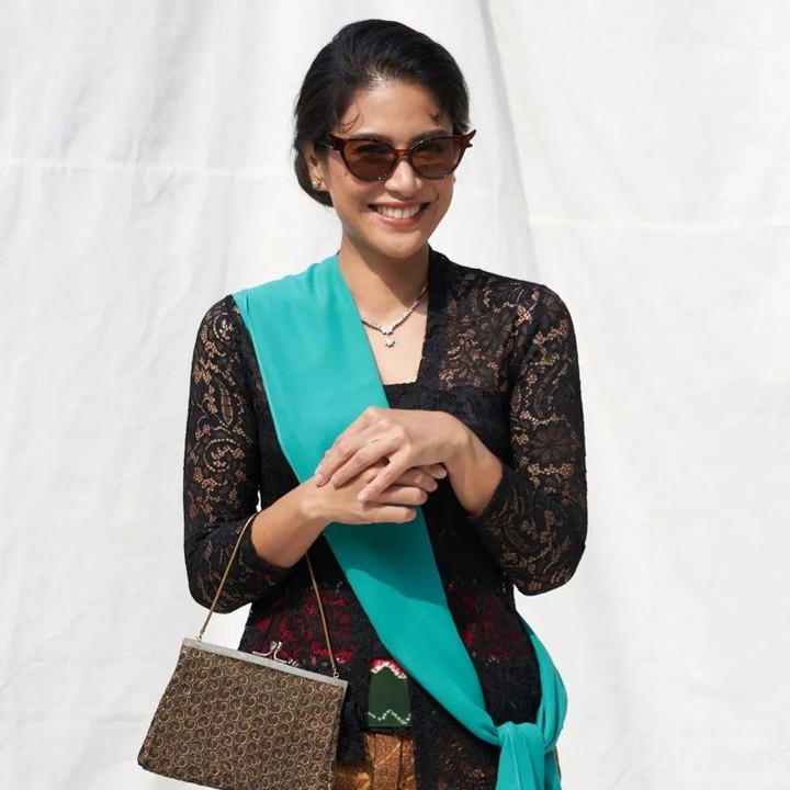 <p>Sebelumnya, wanita kelahiran Jakarta 40 tahun silam ini juga mengajak wanita Indonesia untuk berpartisipasi dalam pengajuan kebaya ke UNESCO sebagai warisan budaya. "Yuk berpartisipasi dalam pengajuan Kebaya ke UNESCO sebagai warisan budaya dunia tak benda," tuturnya. (Foto: Instagram @therealdisastr)<br /><br /><br /></p>