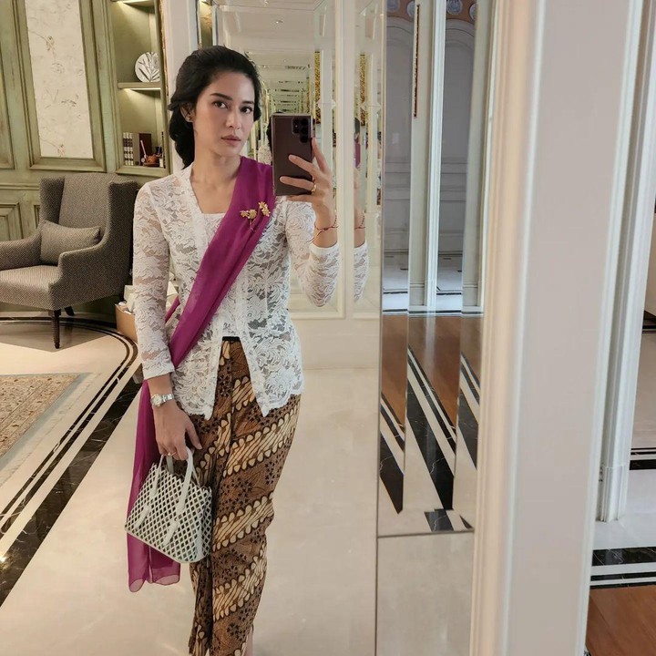 <p>Selain Raisa, aktor Arya Saloka juga melakukan hal serupa. "Mbak yu ku," tuturnya. (Foto: Instagram @therealdisastr)<br /><br /><br /></p>