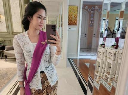 7 Potret Dian Sastrowardoyo Anggun Berkebaya, Raisa hingga Arya Saloka Ikut Komentar