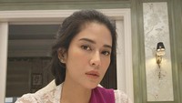 <p>Belum lama ini Dian Sastrowardoyo memposting foto terbaru dalam balutan kebaya di media sosialnya, Bunda. Penampilan anggungnya pun menuai pujian netizen, Bunda. (Foto: Instagram @therealdisastr)<br /><br /><br /></p>