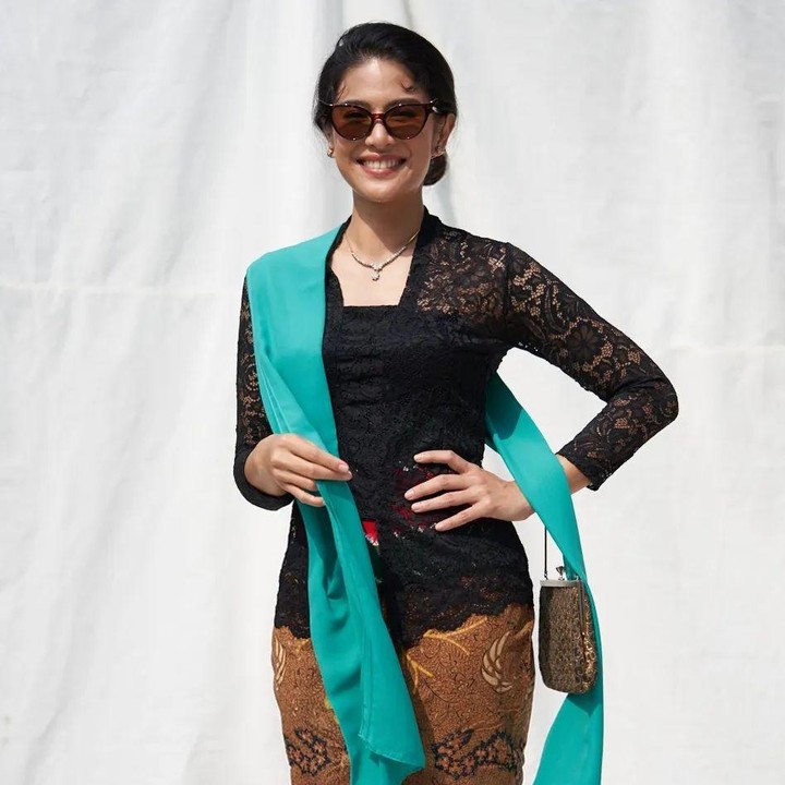 <p>Selain itu, ia juga mengajak agar kita terus melestarikan dan bangga dengan kebaya. "Mari lestarikan kebaya menjadi warisan luhur Bangsa dan turut bangga menjadikannya bagian dari warisan budaya tak benda dari Indonesia untuk dunia," katanya. (Foto: Instagram @therealdisastr)</p>