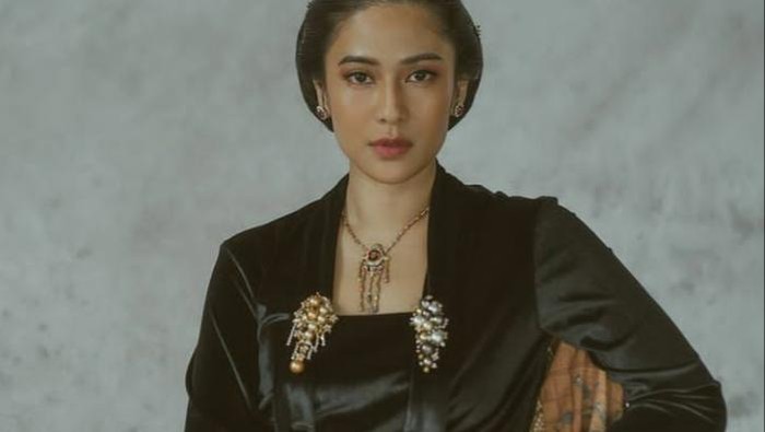 Potret Dian Sastro yang Anggun Mengenakan Kebaya! Aktif Promosikan Kebaya sebagai Warisan Budaya Kepada UNESCO Potret Dian Sastro yang Anggun Mengenakan Kebaya! Aktif Promosikan Kebaya sebagai Warisan Budaya Kepada UNESCO