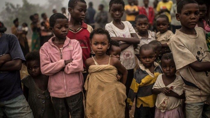 Congolese children attend the Brilliant Mobile School, while other children who can not afford to attend the school stand by and watch, in the village of Lungudi, in the south west region of the Democratic Republic of Congo in Kasai, the heart of the diamond mining area in the DRC, August 7, 2015.  Diamond buyers and manufacturers in the west are trying to find a way to make the diamond industry cleaner and more responsibly-sourced, in order to combat human rights abuses, child labor, the degradation of the environment, and unfair trade practices.  (Photo by Lynsey Addario/Getty Images Reportage)