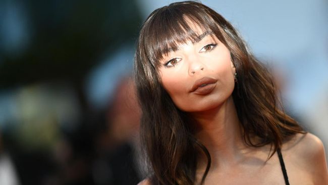 Model Emily Ratajkowski berpisah dengan Sebastian Bear-McClard usai menikah selama 4 tahun.