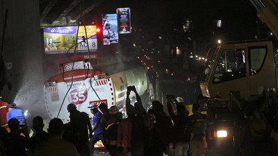 img-title FOTO: Evakuasi Kecelakaan Maut Truk Tangki Pertamina di Cibubur