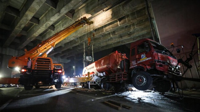 Polisi menetapkan sopir berinisial S dan kernet berinisial KS dalam kasus kecelakaan maut truk tangki Pertamina di Jalan Alternatif Cibubur.
