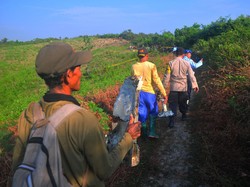 Warga Ikut Cari Serpihan Pesawat Jatuh, Temukan Diduga Potongan Tubuh