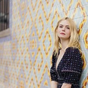 Deretan Outfit Berani Elle Fanning Ini Buktikan Dia Aries Sejati