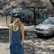 Tampil Vintage Pakai Overalls dengan Cara Styling ala Selebriti, dari Dakota Johnson hingga Lisa Blackpink